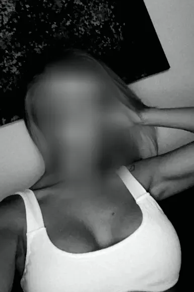 Büsra, 28